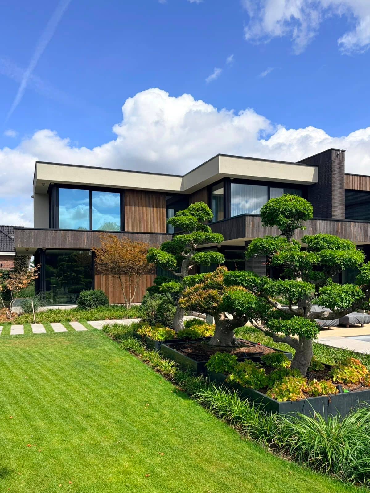 Nieuwbouwwoning in Rhoon — binnen- en buitenschilderwerk, airless spuitwerk en behangwerk.